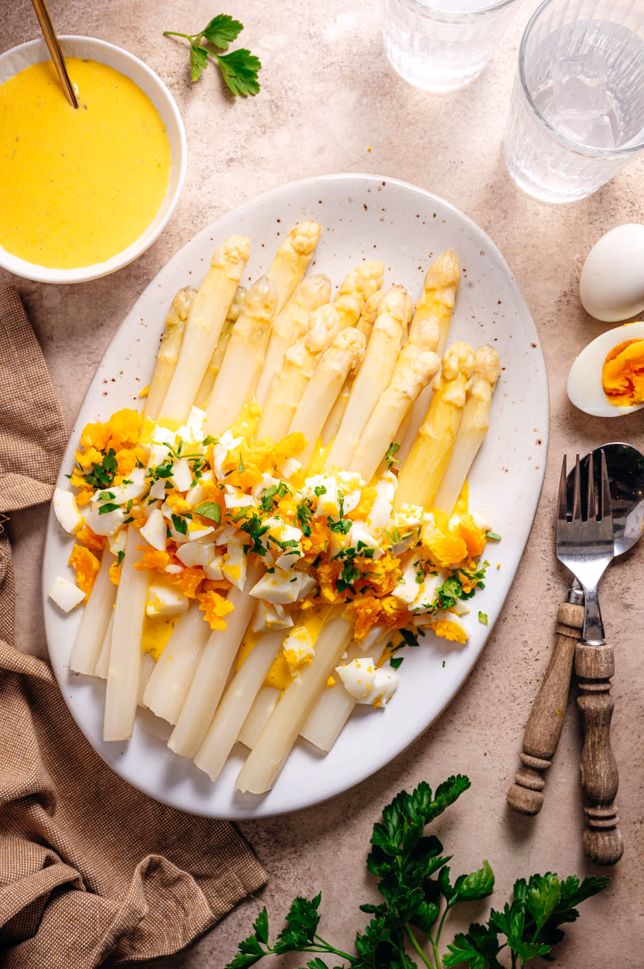White asparagus recipe with egg