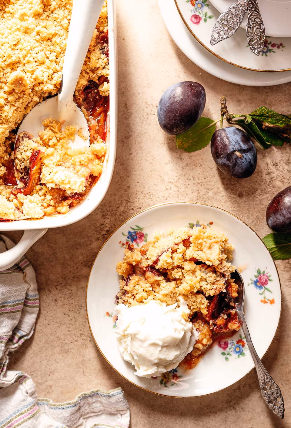 Crumble with fresh plums