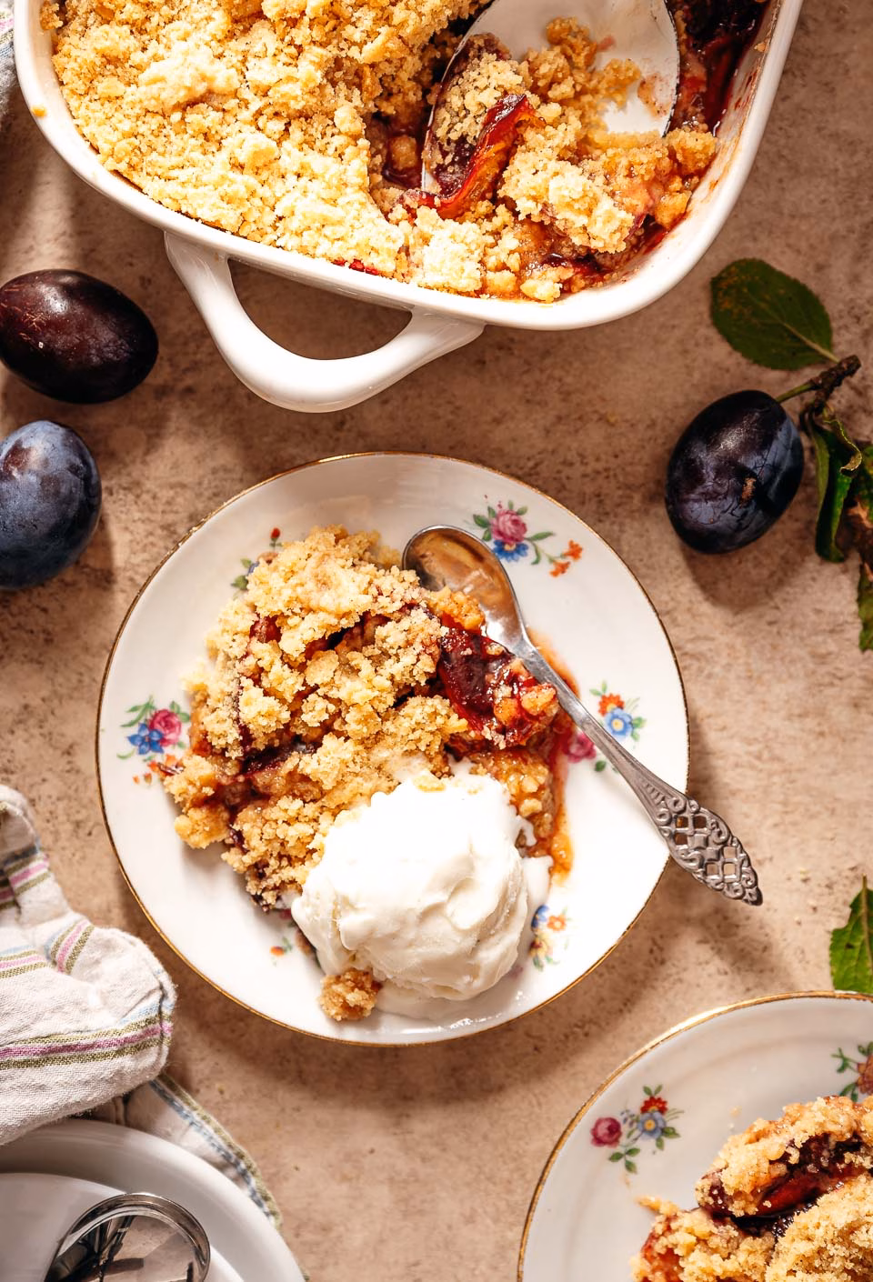 Crumble with plums and cream