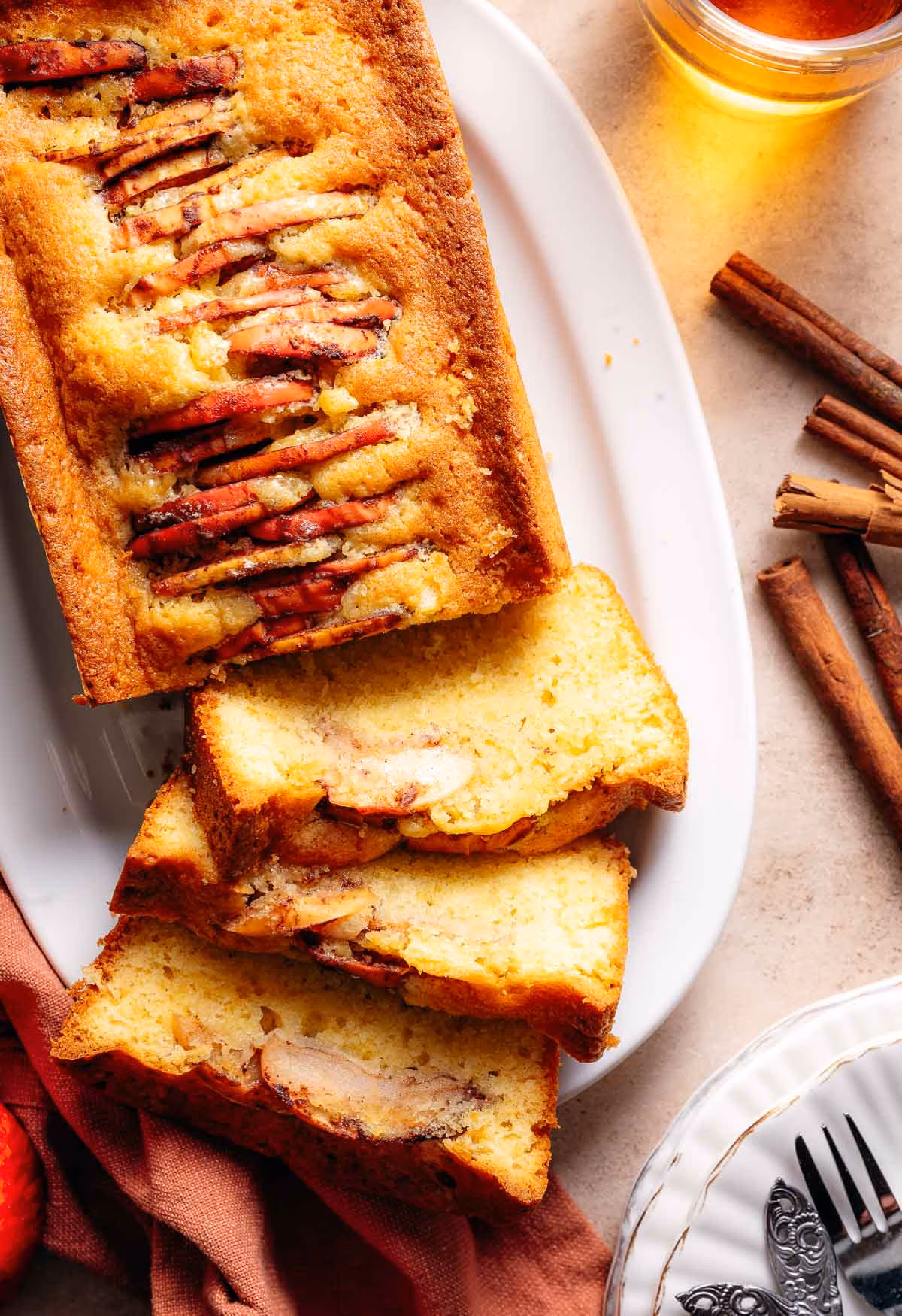 Cake with slices of apple