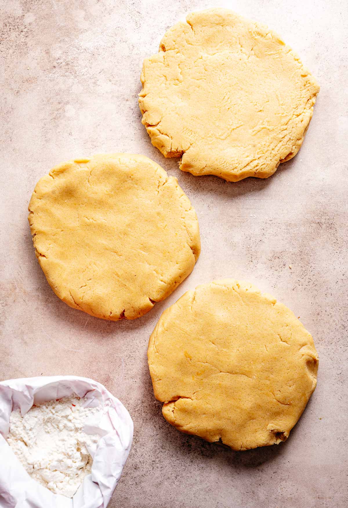 Divide the dough in three pieces