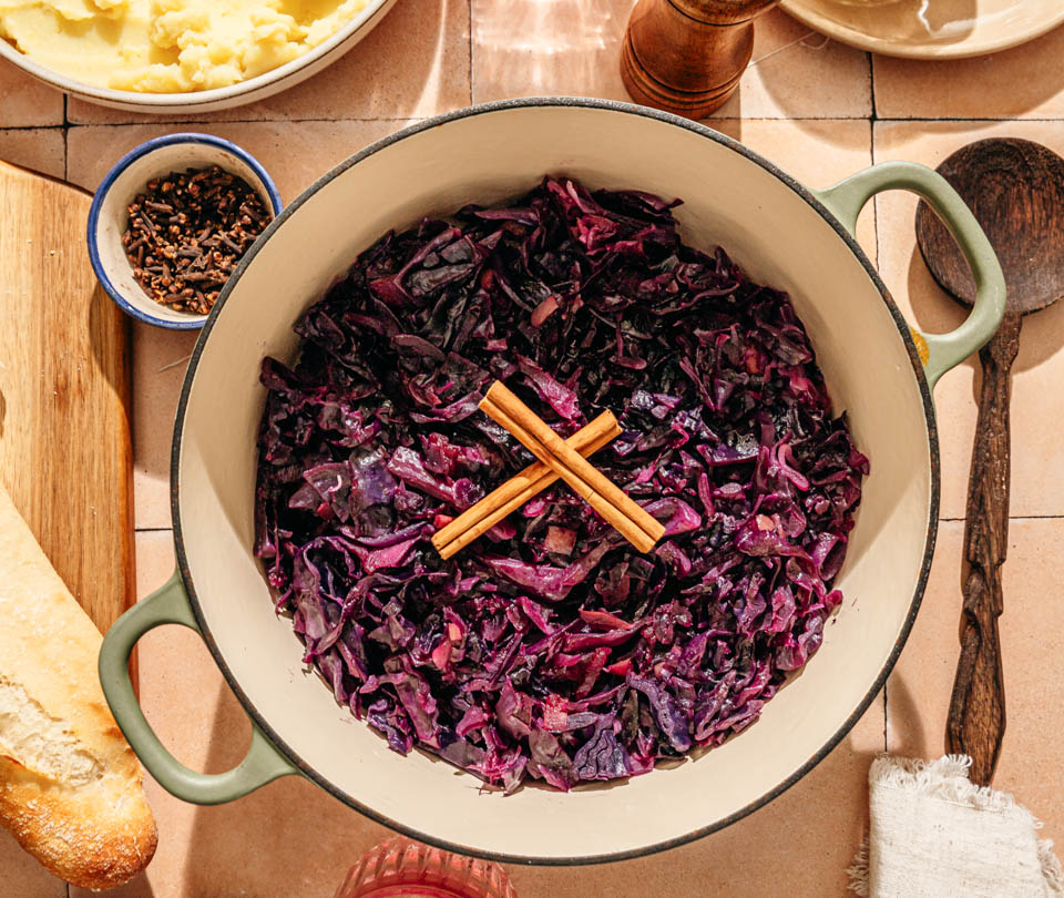 Braised red cabbage with apple