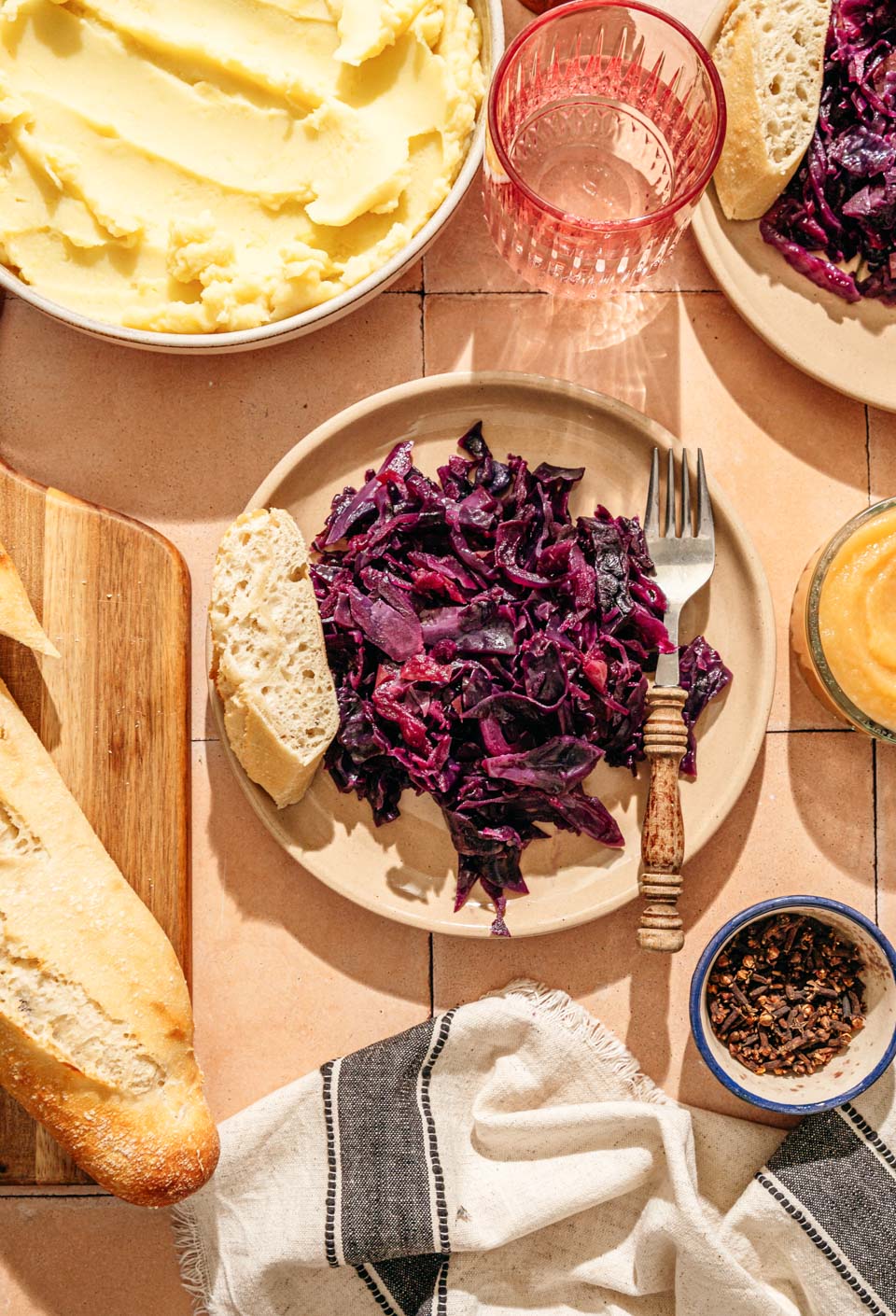 Purple cabbage with apple